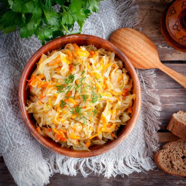 Bir ahşap masa, üstten görünüm, kare kızarmış lahana