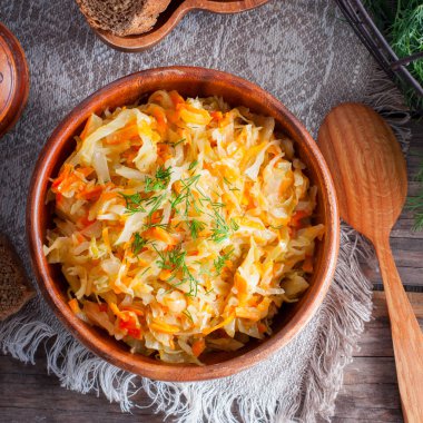 Bir ahşap masa, üstten görünüm, kare kızarmış lahana