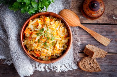 Bir ahşap kase, üstten görünüm, seçici odak kızarmış lahana