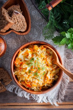 Bir ahşap kase, üstten görünüm, seçici odak kızarmış lahana