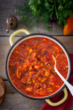 Sebze gyuvech, geleneksel yemek için Moldova, Romanya, Bulgar mutfağı, üstten görünüm, seçici odak