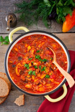 Sebze gyuvech, geleneksel yemek için Moldova, Romanya, Bulgar mutfağı, üstten görünüm, seçici odak