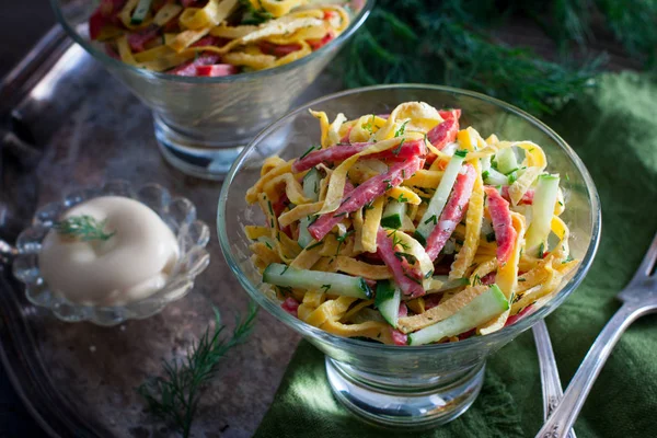Salata yumurta krep, taze salatalık ve tütsülenmiş sosis, seçici odak