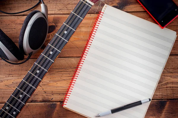 Buzuki Smartphone Czysta Uwaga Notebook Drewnianym Stole Widok Góry Muzyczna — Zdjęcie stockowe