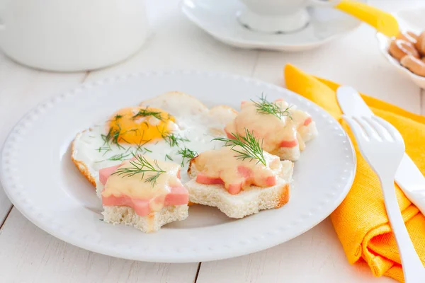 Café Manhã Com Ovo Frito Sanduíches Quentes Com Salsicha Queijo — Fotografia de Stock