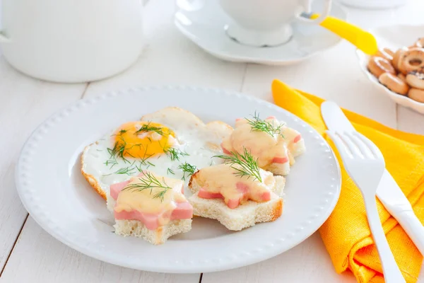 Café Manhã Com Ovo Frito Sanduíches Quentes Com Salsicha Queijo — Fotografia de Stock