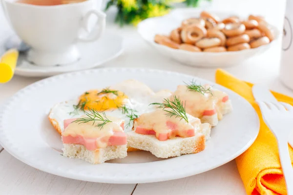 Petit Déjeuner Avec Œufs Frits Sandwichs Chauds Saucisse Fromage Horizontal — Photo