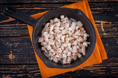 Adım adım tartlets mantar, tavuk ve peynir üzerinde ahşap bir masa hazırlamak gerekli malzemeler, üstten görünüm - pişirme