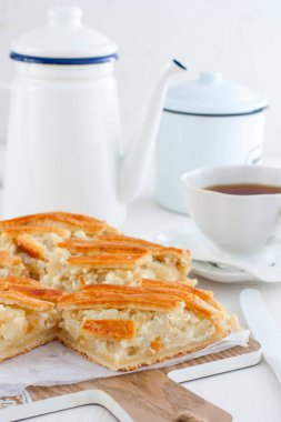 Geleneksel mutfak Moldova pasta patates ve beyaz peynir, seçici odak için