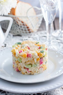 Mısır ve yengeç salatası yapışır. Geleneksel Rus yemekleri. Seçici odak.