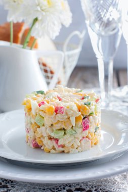 Mısır ve yengeç salatası yapışır. Geleneksel Rus yemekleri. Seçici odak.