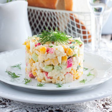 Yengeç salatası ile ortaya konulan bölümleri, kare için beyaz bir tabakta Mısır