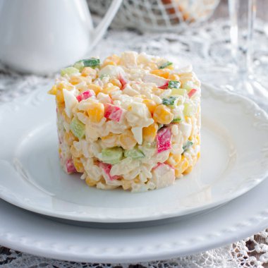 Yengeç salatası ile ortaya konulan bölümleri, kare için beyaz bir tabakta Mısır