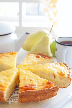 Lor böreği armut ve ekşi krema, parçalara, seçici odak ile yerden