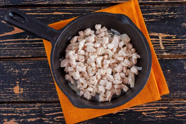 Adım adım tartlets mantar, tavuk ve peynir üzerinde ahşap bir masa hazırlamak gerekli malzemeler, üstten görünüm - pişirme