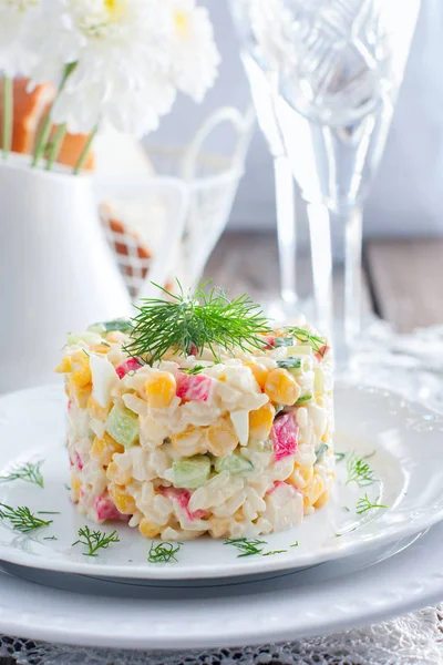 Insalata con mais e bastoncini di granchio. Cucina tradizionale russa. Focus selettivo . — Foto Stock