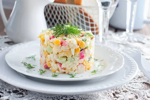 Salada Caranguejo Com Milho Colocada Uma Placa Branca Para Porção — Fotografia de Stock