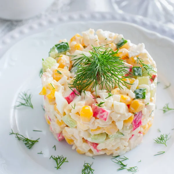 Yengeç salatası ile ortaya konulan bölümleri, kare için beyaz bir tabakta Mısır