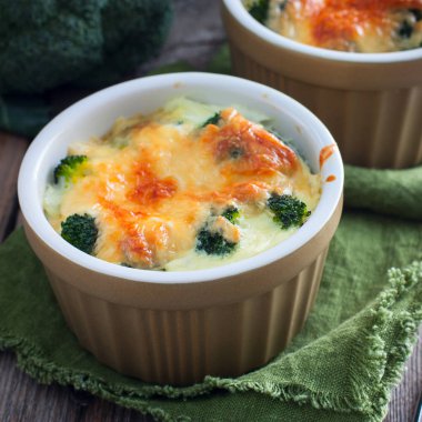 Seçici odak üzerinde ahşap bir masa, kare, alakart formlarda peynirli brokoli pişmiş