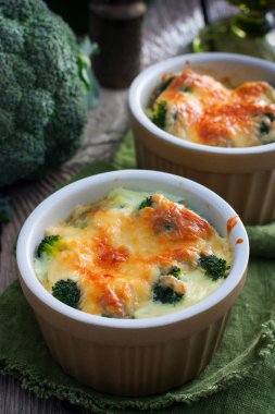 Bazı bölümlerinde, seçici odak peynirli brokoli pişmiş