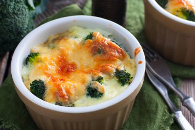 erimiş peynirli brokoli graten