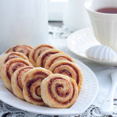 Süzme peynir kurabiye - salyangoz tarçın, seçici odak