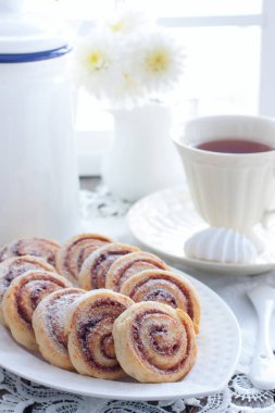 Süzme peynir kurabiye - salyangoz tarçın, seçici odak