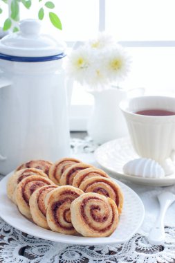 Süzme peynir kurabiye - salyangoz tarçın, seçici odak