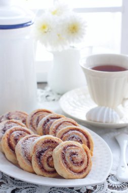 Süzme peynir kurabiye - salyangoz tarçın, seçici odak