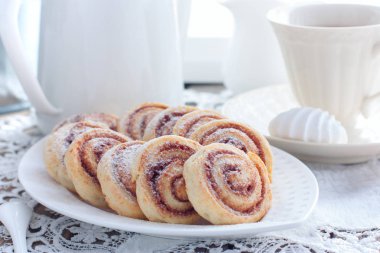 Süzme peynir kurabiye - salyangoz tarçın, seçici odak