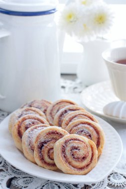 Süzme peynir kurabiye - salyangoz tarçın, seçici odak