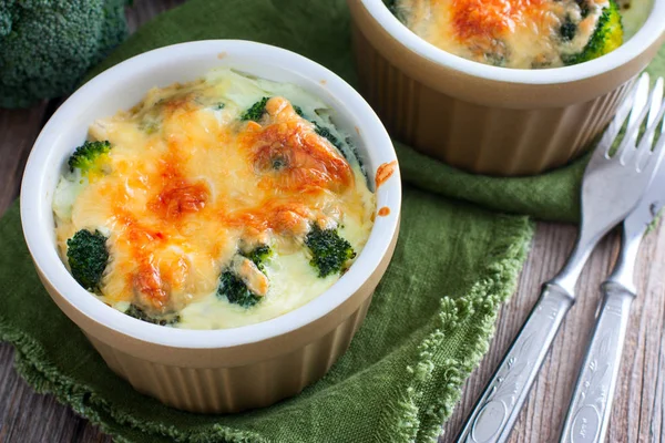 Broccoli Forno Con Formaggio Forma Porzione Tavolo Legno Orizzontale — Foto Stock