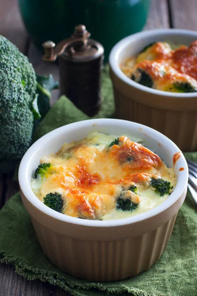 Broccoli al forno con formaggio in porzioni, focus selettivo — Foto Stock