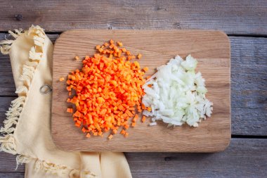 Adım adım pişirme tavuk çorbası erişte ve patates, adım 1 - sebze doğrama, seçici odak, mutfak tarifi