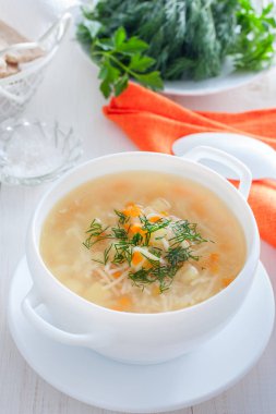 Tavuk şehriye çorbası ve beyaz bir kase, seçici odak patates