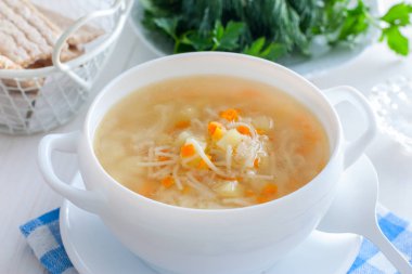 Tavuk şehriye çorbası ve patates beyaz bir kase, yatay