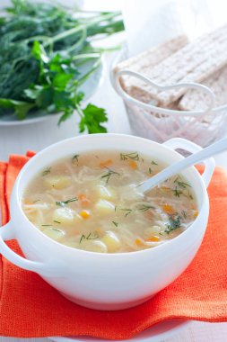 Tavuk şehriye çorbası ve beyaz bir kase, seçici odak patates