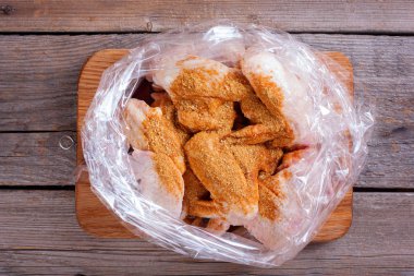 Tavuk kanadı baharat ve soya sosu fırın bir torba ile adım adım pişirme tarifi