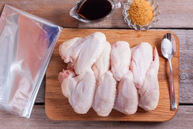 Tavuk kanadı baharat ve soya sosu fırın bir torba ile adım adım pişirme tarifi