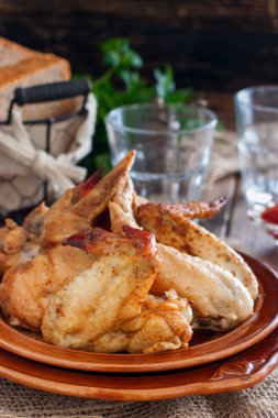 Pişmiş tavuk kanatları, seçici odak