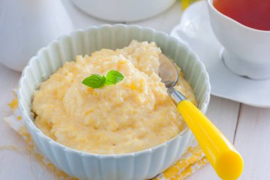 Süt mısır lapası yatay bir mavi kapta