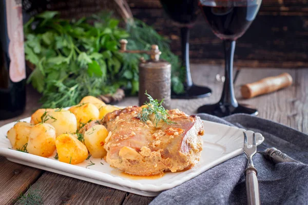 Carne Muslo Pavo Horno Con Patatas Plato Blanco Horizontal — Foto de Stock