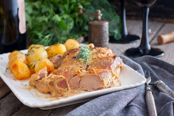 Carne Coscia Tacchino Forno Con Patate Piatto Bianco Orizzontale — Foto Stock