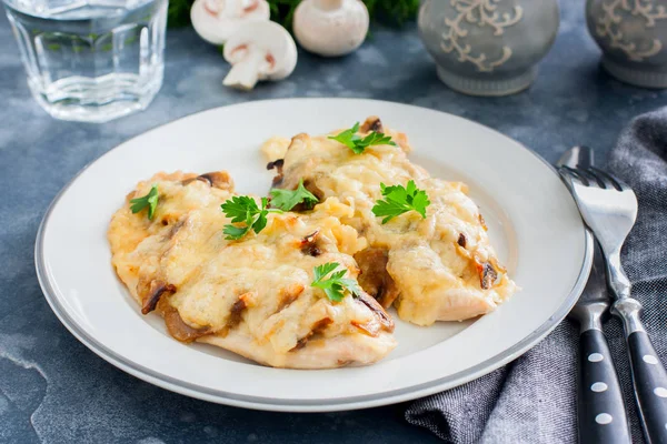 Petto Filetto Pollo Con Formaggio Funghi Focus Selettivo — Foto Stock