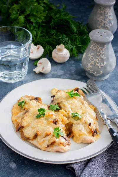 Kipfilet Kipfilet Met Kaas Champignons Selectieve Aandacht — Stockfoto