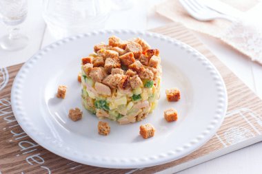 salatası jambon füme, Mısır, yatay bir beyaz tabakta kraker ile