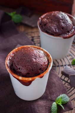 Bir cam, seçici odak çikolatalı kek