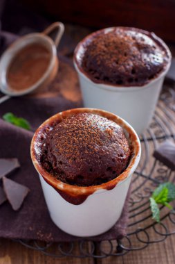 Bir cam, seçici odak çikolatalı kek