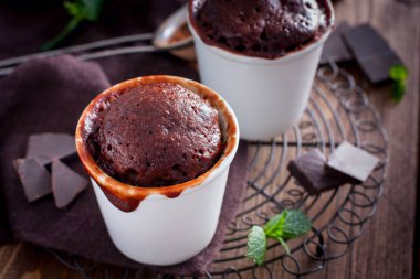 Çikolatalı kek, cam bir mikrodalga, yatay pişmiş