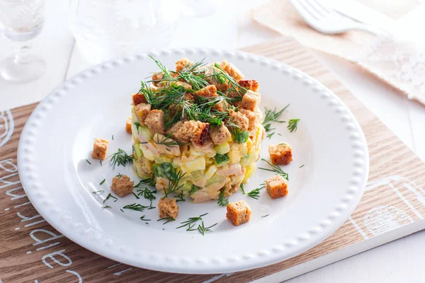 Salade Jambon Fumé Maïs Craquelins Sur Une Assiette Blanche Horizontale — Photo